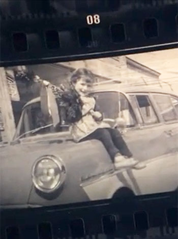 Historisches Foto mit Kind auf Auto